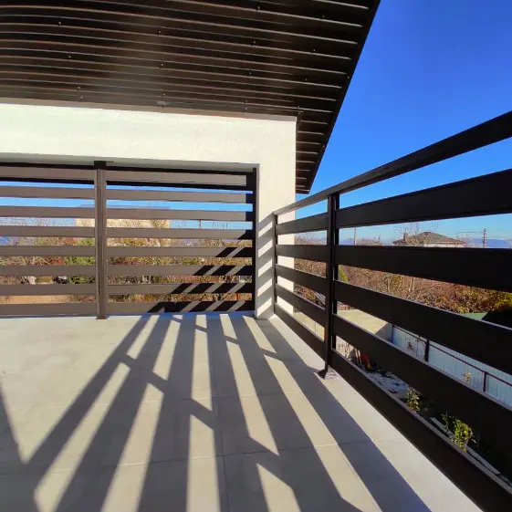 Перила балкона из планкена RAL8019 МАТТЕ Темный Шоколад матовый