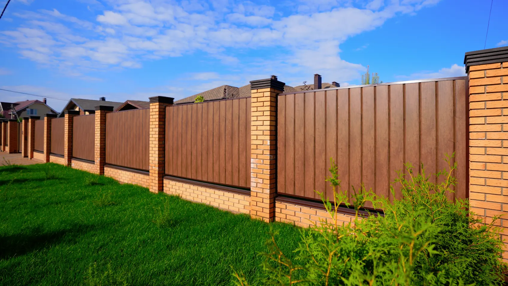 Фото 1 Колпак Бона ХайТек на заборе из металлосайдинга Евро-Брус