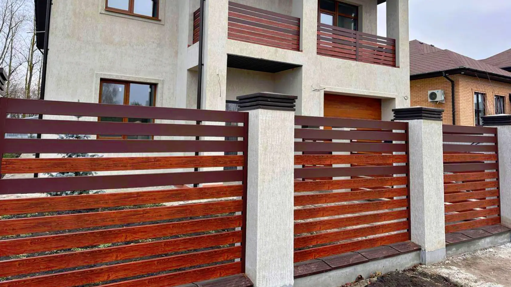 Фото 1 планкен Темный Дуб, RAL 8017 МАТТЕ Шоколад на заборе ранчо