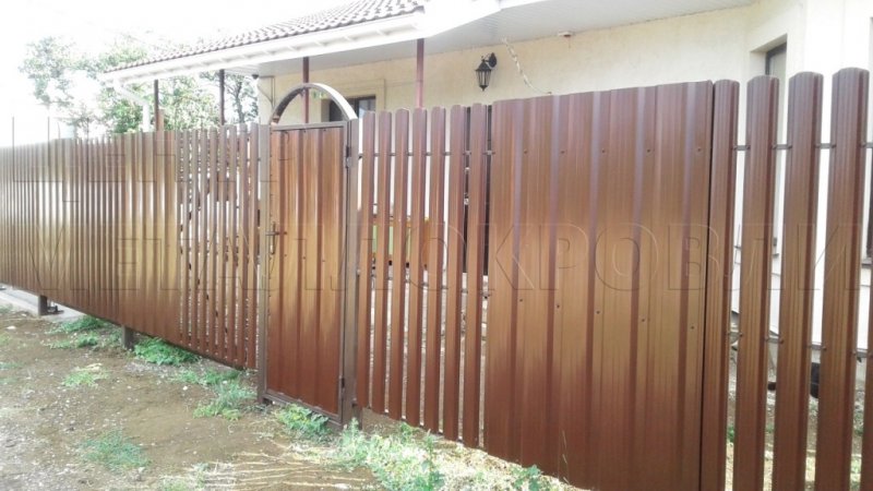 Забор из профнастила, евроштакетника